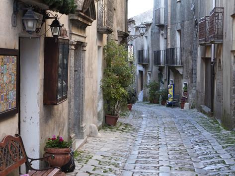 narrow-cobbled-street-erice-sicily-italy-europe