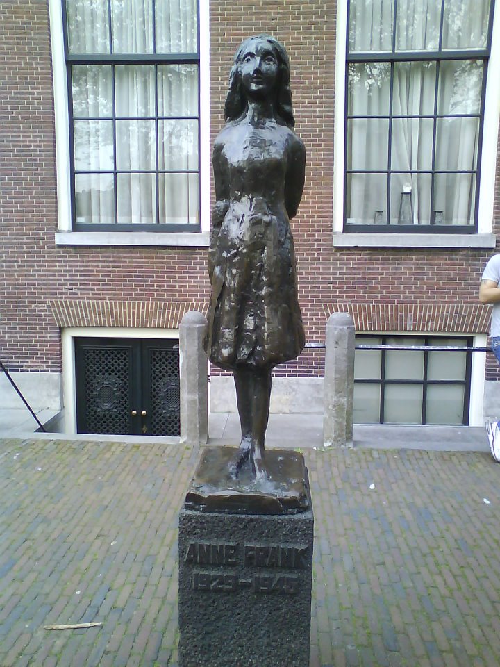 320684_2551267823478_182604017_n